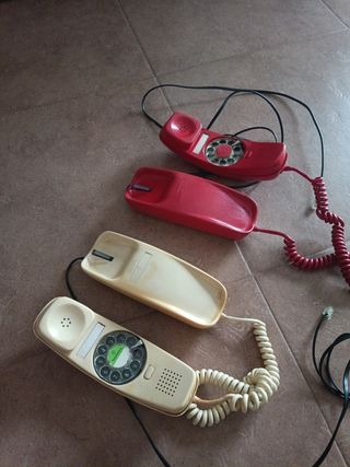 2 teléfonos vintage gondola