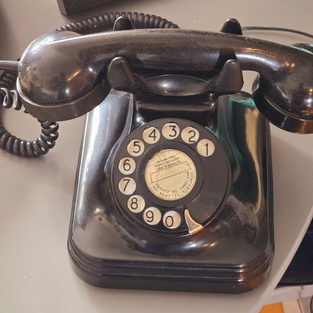 Teléfono batería negro operativo