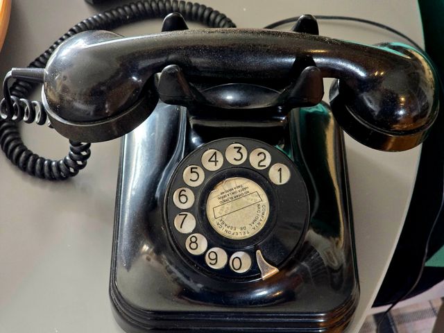 Teléfono batería negro operativo