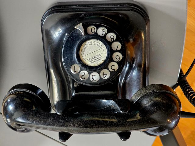 Teléfono batería negro operativo