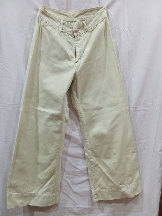 Pantalón vaquero ancho.