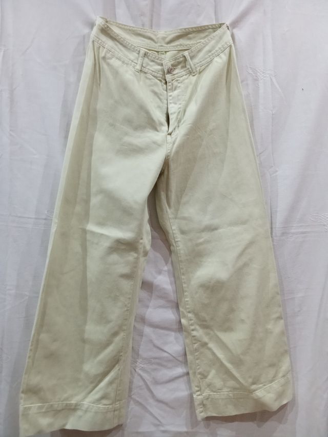 Pantalón vaquero ancho.