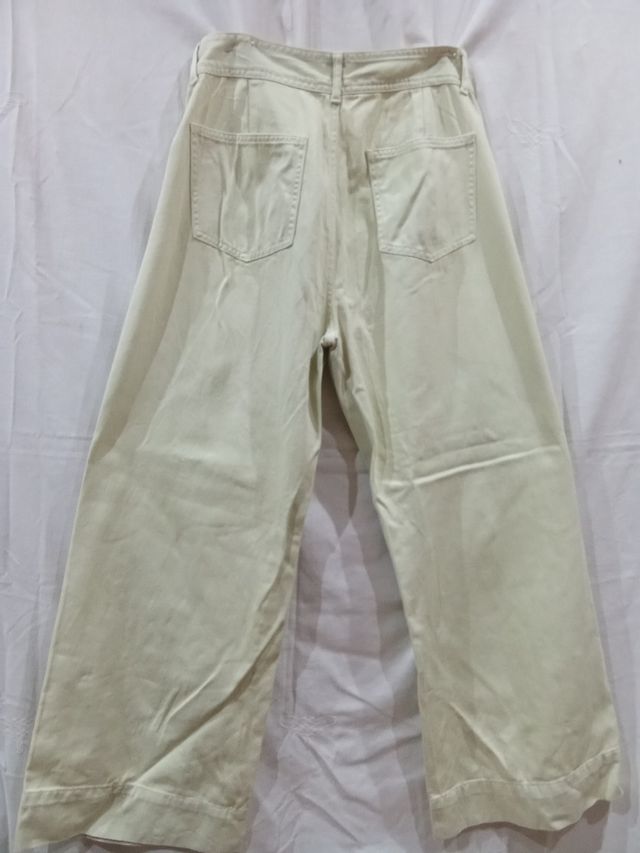 Pantalón vaquero ancho.