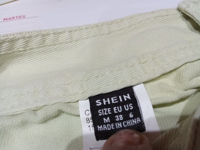 Pantalón vaquero ancho.