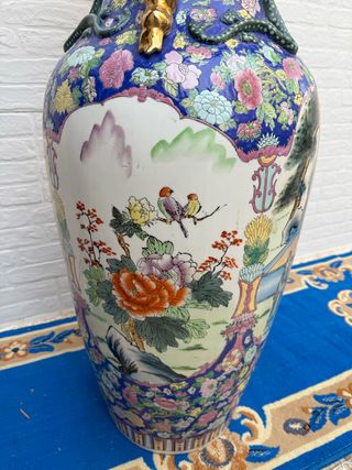 Colorido jarrón oriental con paisajes