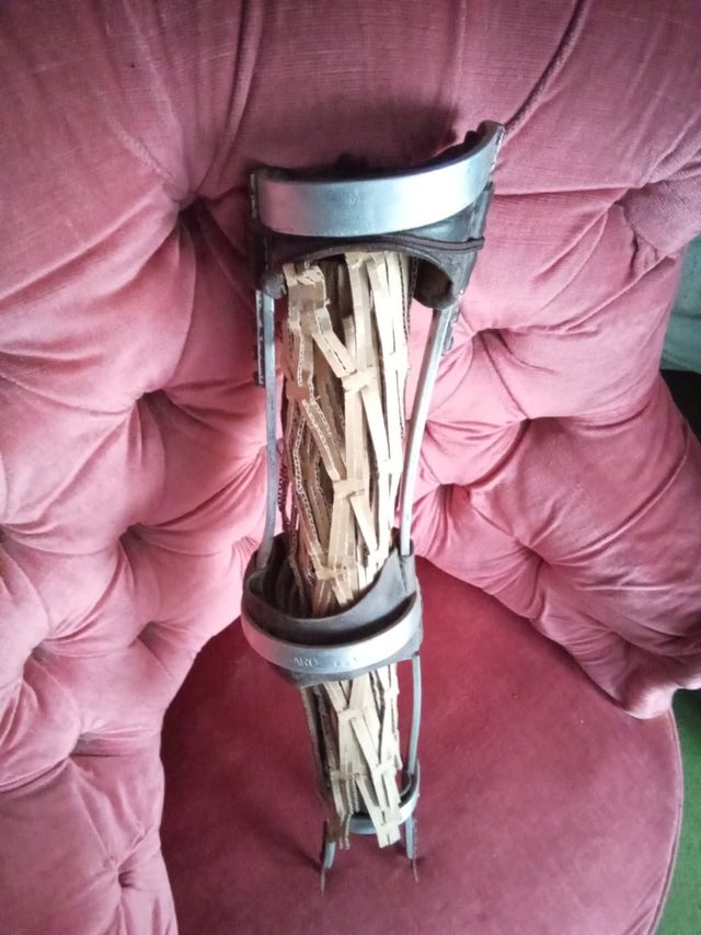 ANTIGUA PRÓTESIS DE PIERNA DE NIÑO