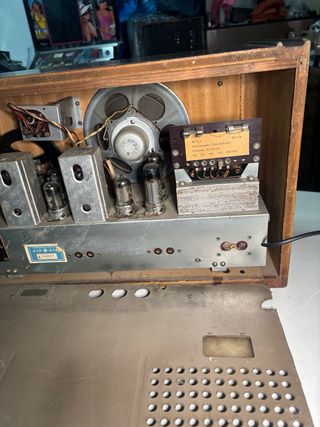 Radio antigua de valvulas 