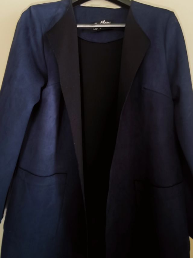 Abrigo azul marino y negro