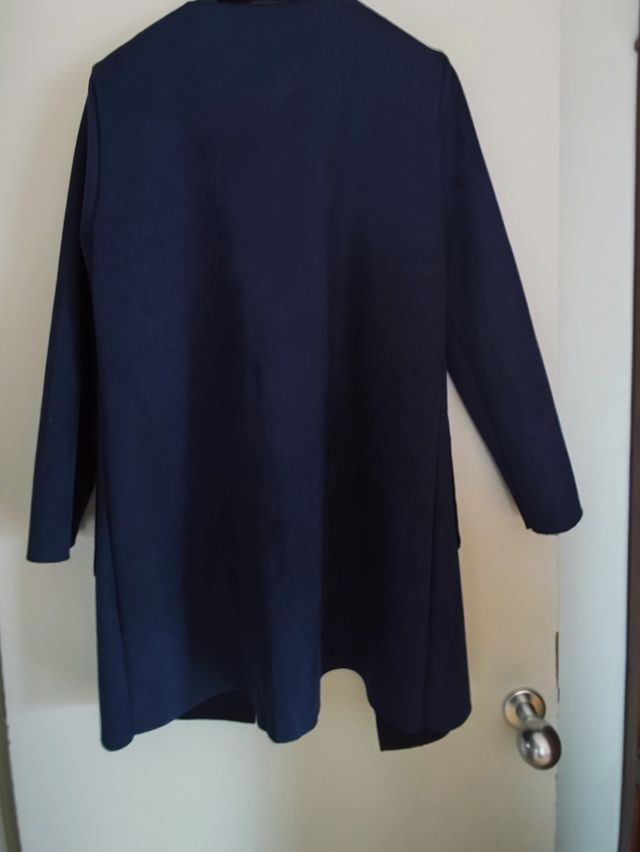 Abrigo azul marino y negro