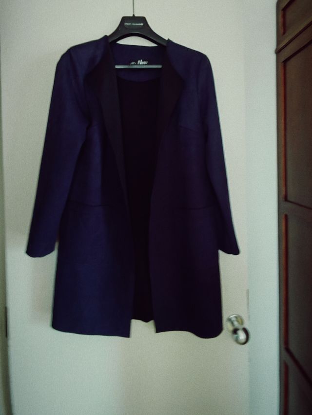 Abrigo azul marino y negro