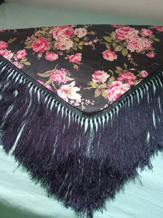 Mantoncillo negro con flores