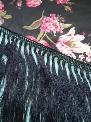 Mantoncillo negro con flores