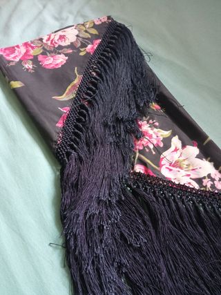 Mantoncillo negro con flores