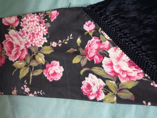 Mantoncillo negro con flores