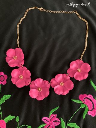 Collar de flores rosa chicle con cadena dorada