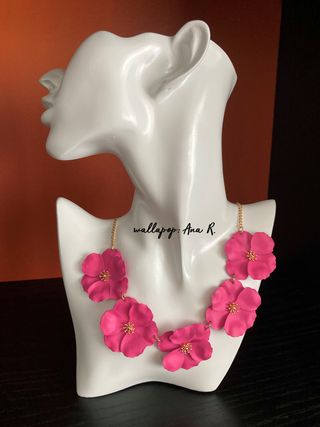 Collar de flores rosa chicle con cadena dorada