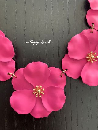 Collar de flores rosa chicle con cadena dorada