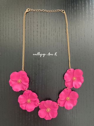 Collar de flores rosa chicle con cadena dorada