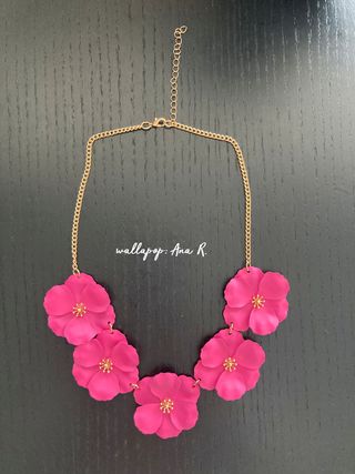 Collar de flores rosa chicle con cadena dorada