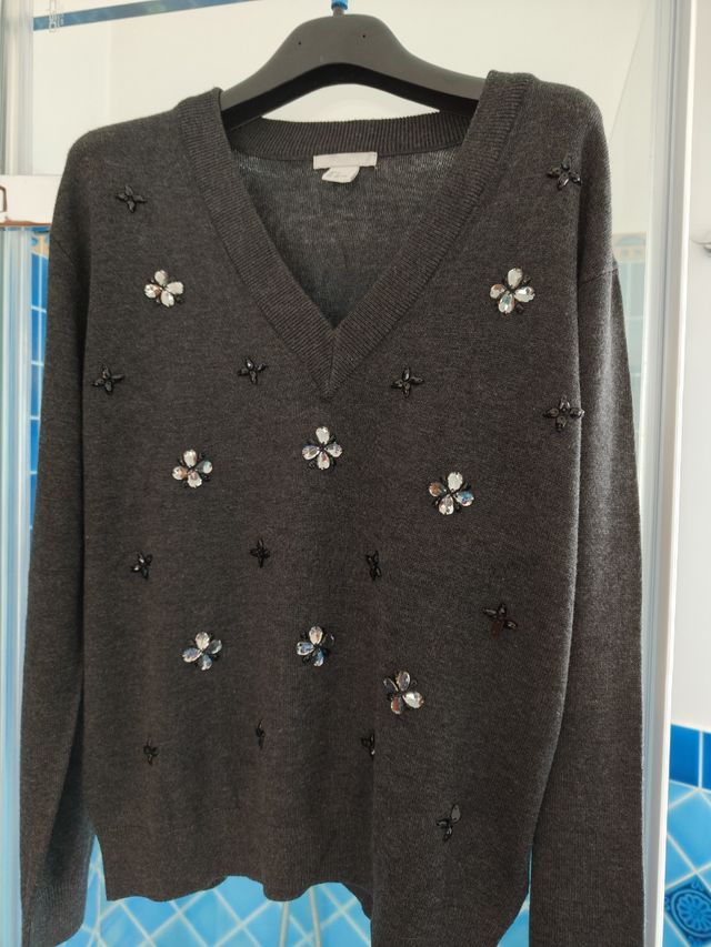 Pullover grigio con scollo a V e ricami