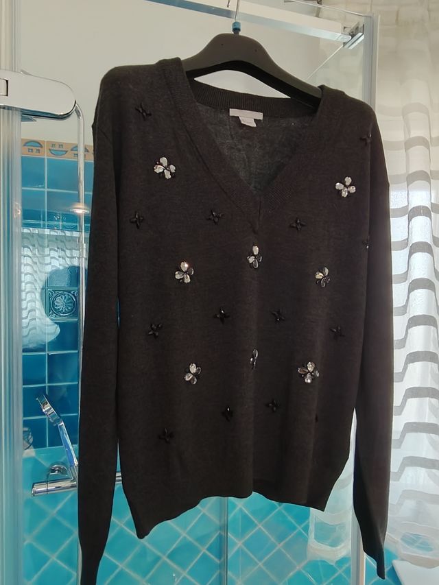 Pullover grigio con scollo a V e ricami