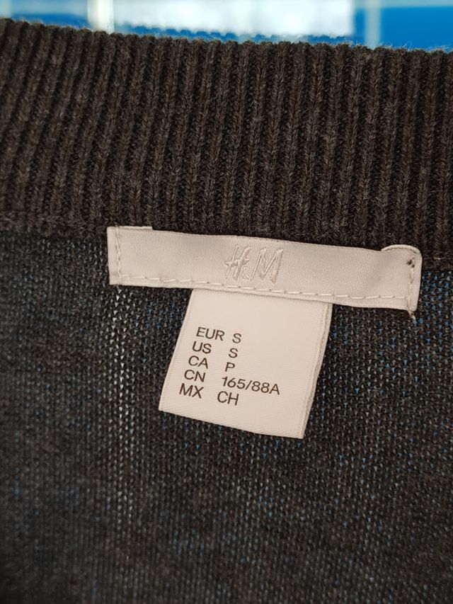 Pullover grigio con scollo a V e ricami