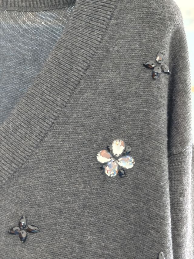 Pullover grigio con scollo a V e ricami