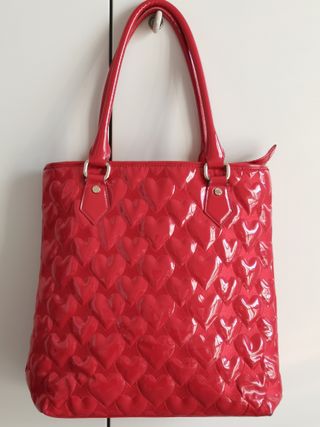 Borsa grande, a spalla, con cuori vernice