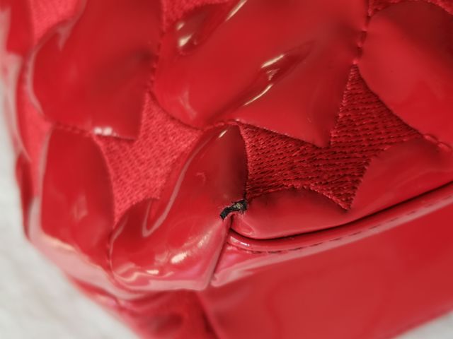 Borsa grande, a spalla, con cuori vernice