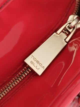 Borsa grande, a spalla, con cuori vernice