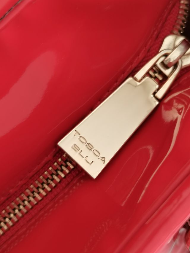 Borsa grande, a spalla, con cuori vernice