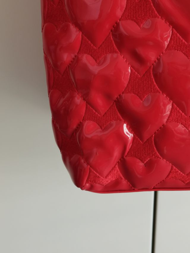 Borsa grande, a spalla, con cuori vernice