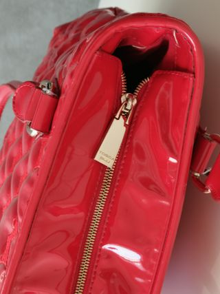 Borsa grande, a spalla, con cuori vernice