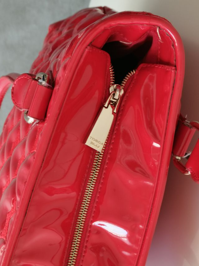 Borsa grande, a spalla, con cuori vernice