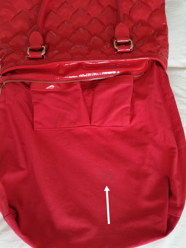 Borsa grande, a spalla, con cuori vernice