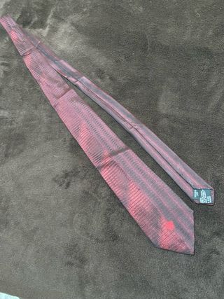 Corbata Versace color burdeos. El Corte Inglés