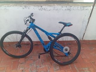 Patinete eléctrico y bici de montaña.