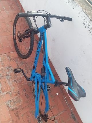 Patinete eléctrico y bici de montaña.