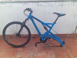 Patinete eléctrico y bici de montaña.