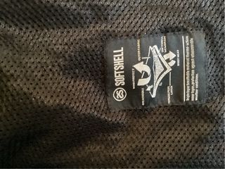 Cortavientos  Marca Mountain Pro. Talla XXL