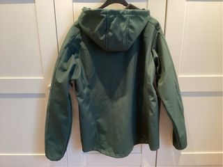 Cortavientos  Marca Mountain Pro. Talla XXL