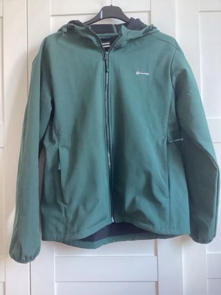 Cortavientos  Marca Mountain Pro. Talla XXL
