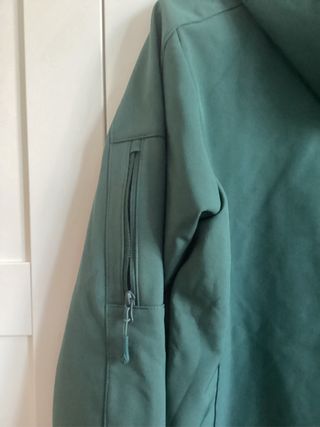 Cortavientos  Marca Mountain Pro. Talla XXL