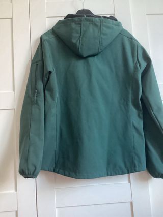 Cortavientos  Marca Mountain Pro. Talla XXL