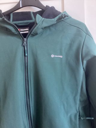 Cortavientos  Marca Mountain Pro. Talla XXL