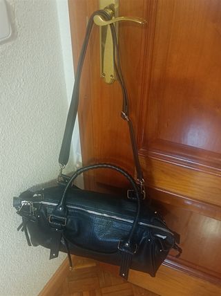 Bolso grande negro detalles metálicos Bershka