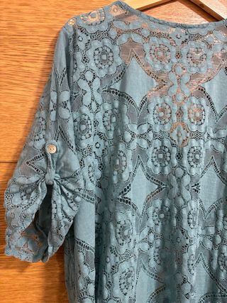 Blusa de encaje. Talla L