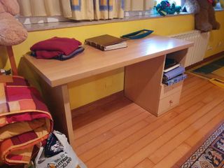 Escritorio amplio con cajonera