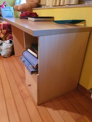 Escritorio amplio con cajonera