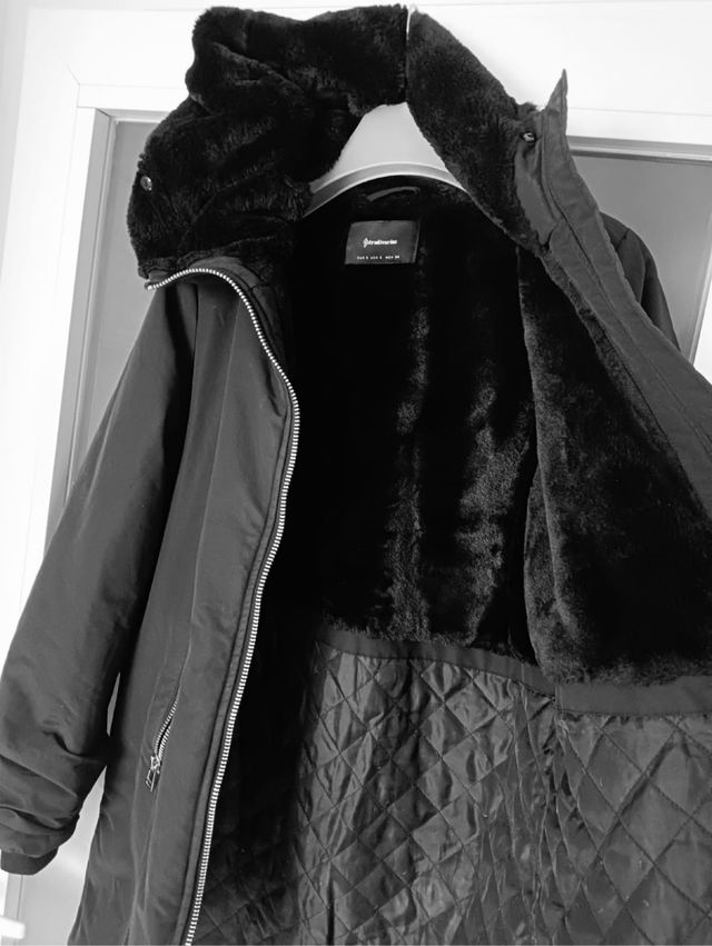 Chaqueta Stradivarius con capucha